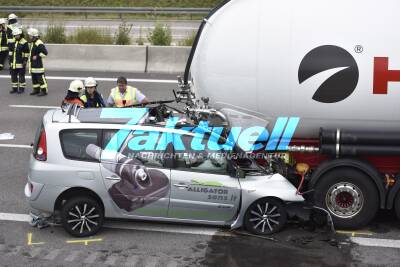 BAB8 Dornstadt: PKW prallt beim Fahrstreifenwechsel gegen auf rechter Spur abgestellten Pannen-LKW, wird schwerst verletzt - 20km Rückstau