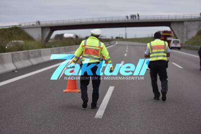 BAB8 Dornstadt: PKW prallt beim Fahrstreifenwechsel gegen auf rechter Spur abgestellten Pannen-LKW, wird schwerst verletzt - 20km Rückstau