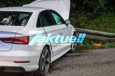 Junge Autofahrerin setzt in Kurve nagelneuen sportlichem Audi A3 gegen die Leitplanke