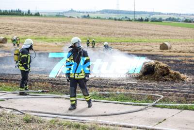 Fußballfeldgroßes Weizenfeld brennt beim Ballenpressen ab - Feuerwehr im Löscheinsatz