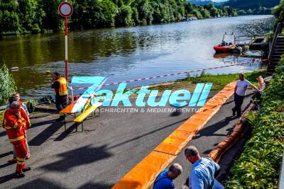 Spektakulär: Traktor mit Ballenpresse stürzt von Fähre und ersäuft im Neckar - Traktorfahrerin wird gerettet - Stundenlange Bergung