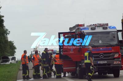 Schwerer Unfall auf der A81: Lastwagen kracht auf Pannen-PKW, fährt Böschung hoch und kippt um - Feuerwehren im Einsatz, 8km Stau