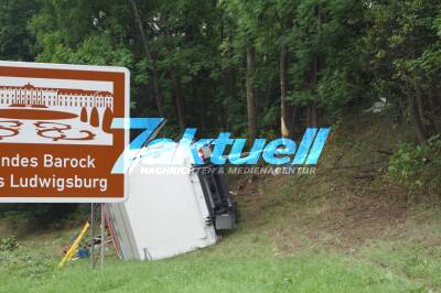 Schwerer Unfall auf der A81: Lastwagen kracht auf Pannen-PKW, fährt Böschung hoch und kippt um - Feuerwehren im Einsatz, 8km Stau