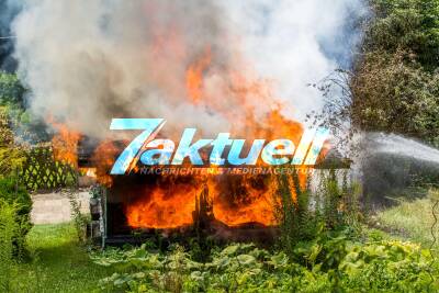 Gartenhütte steht lichterloh in Flammen - Feuerwehr löscht Brand bei 30 Grad Sommerhitze