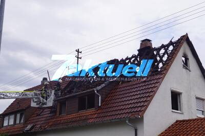 Dachstuhl von Wohnhaus brennt nach Blitzeinschlag komplett aus - Flammen hatten das Nachbarhaus ebenfalls beschädigt