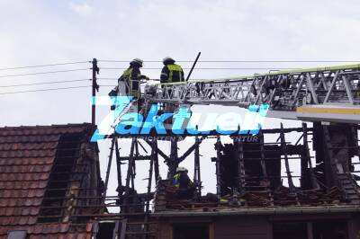 Dachstuhl von Wohnhaus brennt nach Blitzeinschlag komplett aus - Flammen hatten das Nachbarhaus ebenfalls beschädigt