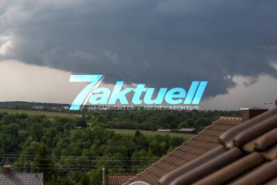 Unwetter über dem Großraum Stuttgart: Gewitterzellen mit Starkregen und großen Hagelkörner ziehen übers Land