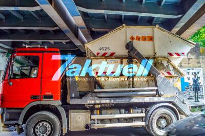 Brücke zu niedrig! Oder LKW zu hoch? Container-LKW bleibt an Eisenbahnunterführung hängen und verkeilt sich