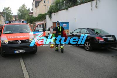 Mann stürzt aus Wohnung 8 Meter in die Tiefe - Rettungseinsatz mit Feuerwehr und Rettungsdienst