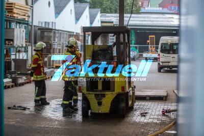 Gabelstapler brennt in Firmenhalle in Remshalden