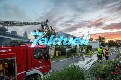 Wohnhaus steht in Brand: Flammen schlagen meterhoch aus den Fenstern - Extremer Brandherd - Bewohner konnten sich noch retten