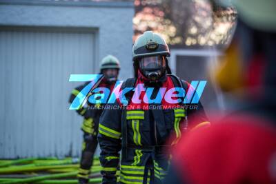 Wohnhaus steht in Brand: Flammen schlagen meterhoch aus den Fenstern - Extremer Brandherd - Bewohner konnten sich noch retten