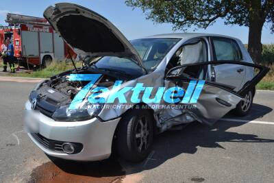 PKW setzt zum Überholen an, als vor ihm ein Fahrzeug nach links abbiegen will - Schwerer Crash, Unfallverursacher überschlagen
