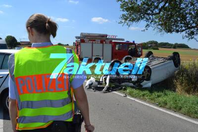 PKW setzt zum Überholen an, als vor ihm ein Fahrzeug nach links abbiegen will - Schwerer Crash, Unfallverursacher überschlagen