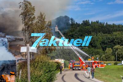 Großbrand zerstört Lagerhalle von Sägewerk - Feuerwehr im Großeinsatz