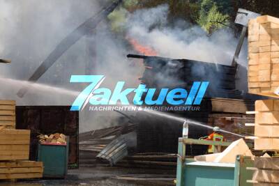 Großbrand zerstört Lagerhalle von Sägewerk - Feuerwehr im Großeinsatz