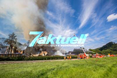 Großbrand zerstört Lagerhalle von Sägewerk - Feuerwehr im Großeinsatz