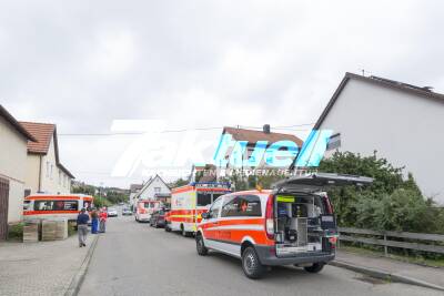 Drei teils lebensgefährlich Verletzte nach Verpuffung in Garage - Rettungshubschrauber im Einsatz