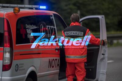 82-jährige prallt aufgrund Fahrfehlers gegen Ampelmast und überschlägt sich