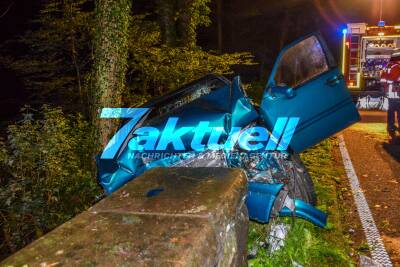 Schlimmer Crash in Karlsbad: PKW rast frontal gegen Mauer - Mercedes rutscht beinahe Abhang hinunter - Junger Fahrer schwer verletzt