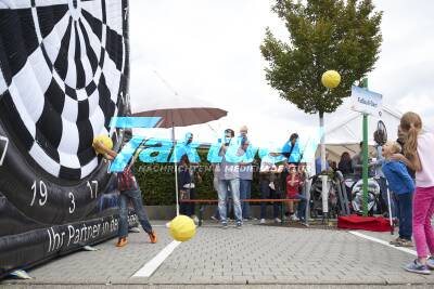 Flughafen Kinderfest von 11:00 bis 17:00 ist heute das Kinderfest am Flughafen. Schon jetzt sind sehr viele Besucher gekommen.