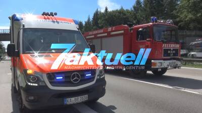 Bildupdate: Tödlicher Unfall auf der A5 Höhe St. Leon-Rot: Transporter rast am Stauende auf LKW-Anhänger