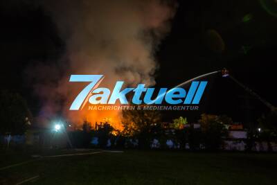 Brand direkt neben dem Europa-Park: Feuer vernichtet Werkstattgebäude - Feuerwehr im Großeinsatz