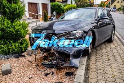 Spektakulärer Crash in Stutensee: BMW schanzt über Mauer und landet im Vorgarten eines Wohnhauses - Radfahrerin wird verletzt