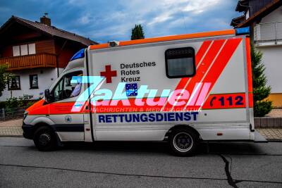 Spektakulärer Crash in Stutensee: BMW schanzt über Mauer und landet im Vorgarten eines Wohnhauses - Radfahrerin wird verletzt