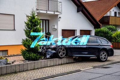 Spektakulärer Crash in Stutensee: BMW schanzt über Mauer und landet im Vorgarten eines Wohnhauses - Radfahrerin wird verletzt