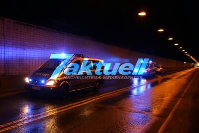 STUTTGART: Unfall im Wagenburgtunnel - Frontalcrash - eine verletzte Person