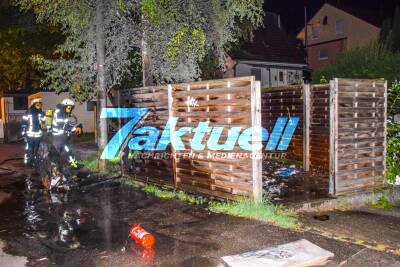 Brandstifter in Waiblingen unterwegs: Mehrere Brandstellen zeitgleich - Müllcontainer mit Unterständen in Flammen