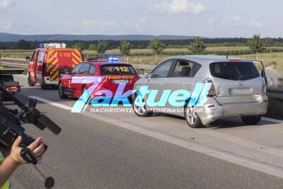 Motorradfahrer übersieht auf Autobahn Stauende, kracht auf PKW - Krad-Fahrer und Sozia schwer verletzt