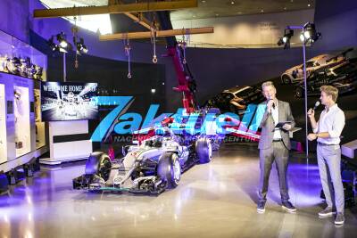Formel 1. Weltmeister Nico Rosberg bringt den Weltmeister Silberpfeil nach Stuttgart ins Mercedes Benz Museum