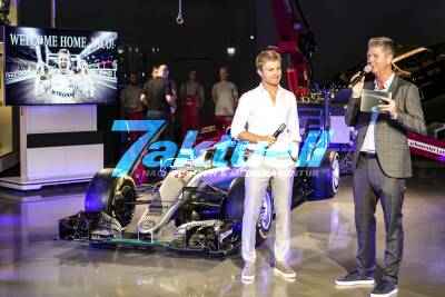 Formel 1. Weltmeister Nico Rosberg bringt den Weltmeister Silberpfeil nach Stuttgart ins Mercedes Benz Museum
