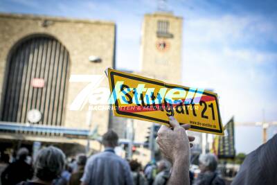 Die 382. Montagsdemo auf dem Schlossplatz in Stuttgart