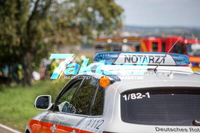 Tödlicher Crash: Transporter kommt von Fahrbahn ab und kracht seitlich gegen Baum - Fahrer stirbt noch am Unfallort