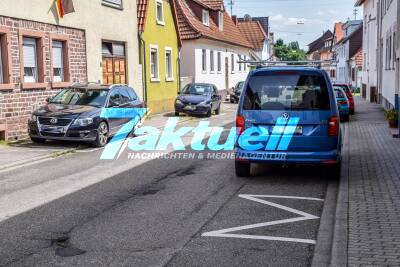 Karlsruhe: Feuerwehr wird auf dem Weg zum Einsatz behindert - Falschparker stoppen Einsatzfahrt der Feuerwehr Knielingen