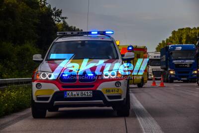 BAB5 Karlsruhe: Verkehrsunfall mit drei Fahrzeugen fordert 2 Verletzte - Polizei und Rettungsdienst im Einsatz - Gafferstau