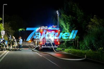 Großbrand zerstört Scheune auf Landwirtschaflichem Anwesen - Feuerwehr kann Übergriff auf Wohnhäuser verhindern