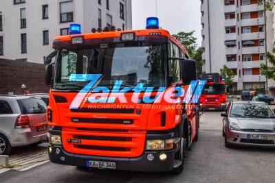 Karlsruhe: Zimmerbrand in Mehrfamilienhaus sorgt für Feuerwehreinsatz - Angebrannte Speisen in Küche