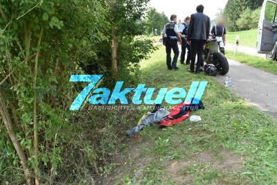 Motorrad prallt gegen Baum - Motorradfahrer mit Rettungshubschrauber ins Krankenhaus geflogen