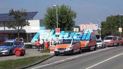 Gefahrgutbehälter in Spedition abgestürzt und aufgeplatzt, 2 Verletzte kamen ins Krankenhaus