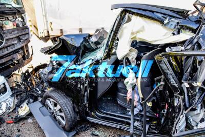 Massive Zerstörung: Tödlicher Horrorcrash mit 3 LKW und 1 PKW auf der A5 bei Rastatt - PKW total zerdrückt - mind 3 Verletzte
