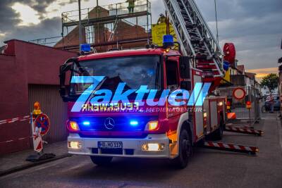 Gefährlicher Vorfall auf Baustelle: Haken von Baukran löst sich und beschädigt Wohnhausdach - Feuerwehr im Höhenrettungseinsatz