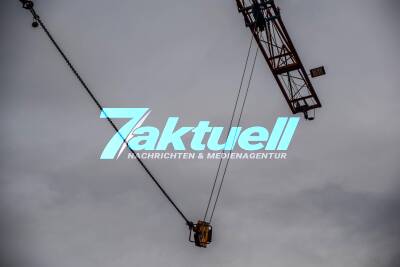 Gefährlicher Vorfall auf Baustelle: Haken von Baukran löst sich und beschädigt Wohnhausdach - Feuerwehr im Höhenrettungseinsatz