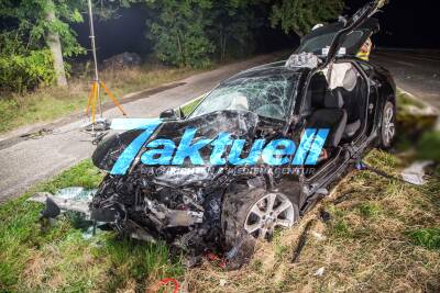 2 Tote bei Unfall auf Landstraße: Smart kracht gegen PKW - Insassen werden aus Auto geschleudert und getötet