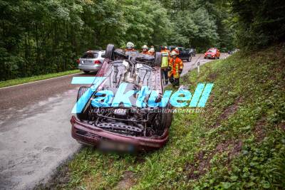 Auto fährt auf nasser Fahrbahn zu schnell und überschlägt sich - Fahrer leicht Verletzt