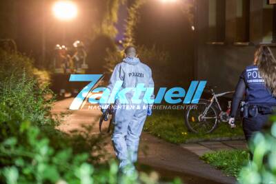 Brutaler Raubüberfall in Fellbach: Polizei sperrt Weg ab - Feuerwehr leuchtet Tatort aus - Spurensicherung vor Ort