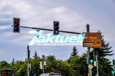 Ist es das Werk einer nächtlichen Partytour von Jugendlichen? Schuhe hängen auf 6 Meter hohem Ampelmast in Pforzheim fest